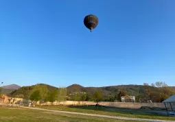 La mongolfiera dal parco Ingenium si è liberata nello splendido panorama ai piedi delle valli e al cospetto  del Monviso